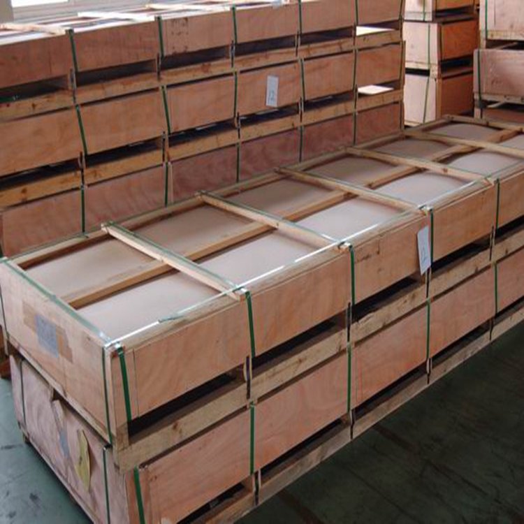 Protective wooden crates and strapped export packaging